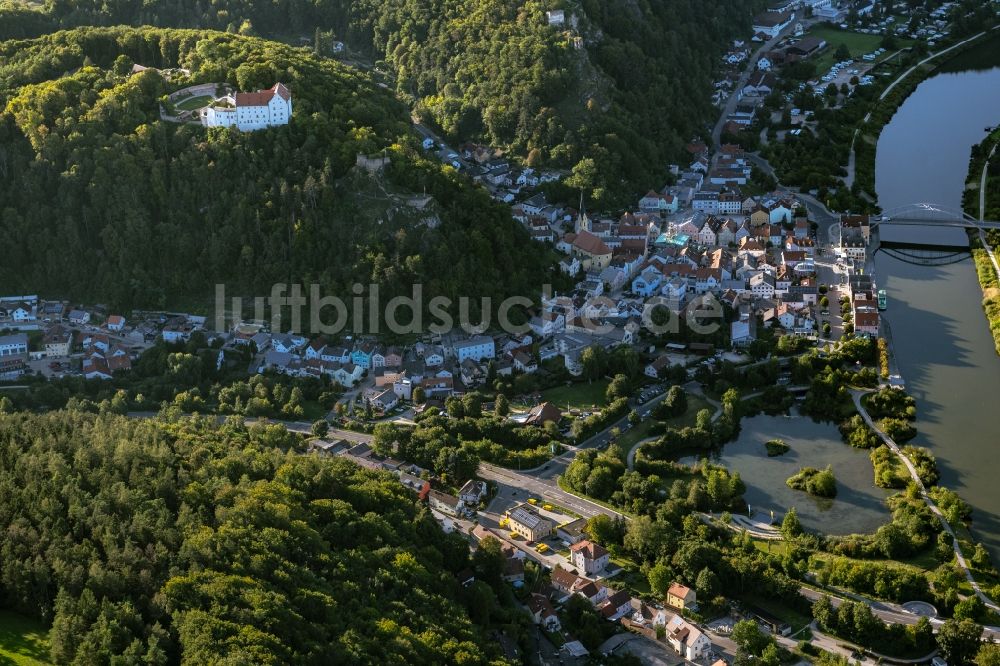 Luftaufnahme Riedenburg - Ortskern am Uferbereich des Altmühl - Flußverlaufes in Riedenburg im Bundesland Bayern, Deutschland