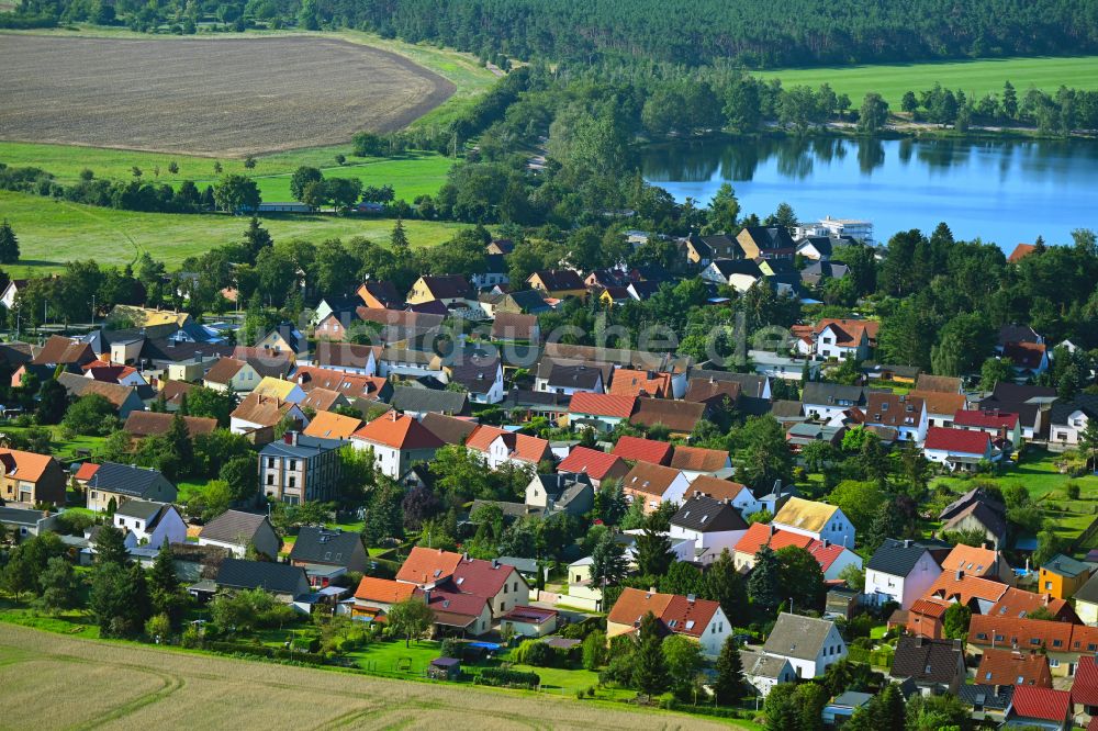 Bergwitz von oben - Ortskern am Uferbereich des Bergwitzsee in Bergwitz im Bundesland Sachsen-Anhalt, Deutschland