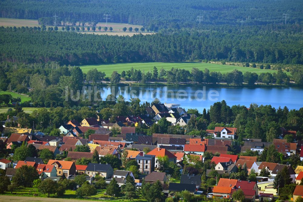 Luftaufnahme Bergwitz - Ortskern am Uferbereich des Bergwitzsee in Bergwitz im Bundesland Sachsen-Anhalt, Deutschland