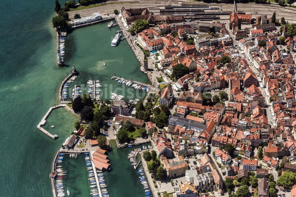 Lindau (Bodensee) aus der Vogelperspektive: Ortskern am Uferbereich des Bodensee in Lindau (Bodensee) im Bundesland Bayern, Deutschland