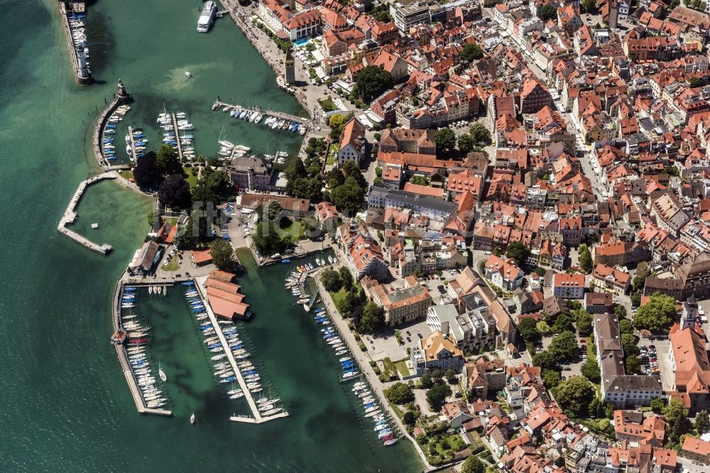 Luftaufnahme Lindau (Bodensee) - Ortskern am Uferbereich des Bodensee in Lindau (Bodensee) im Bundesland Bayern, Deutschland