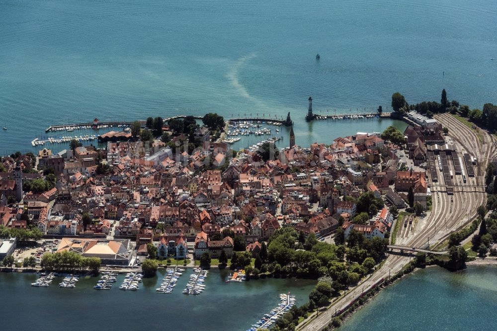 Luftaufnahme Lindau (Bodensee) - Ortskern am Uferbereich des Bodensee in Lindau (Bodensee) im Bundesland Bayern, Deutschland