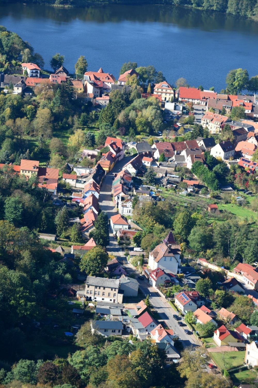 Buckow (Märkische Schweiz) aus der Vogelperspektive: Ortskern am Uferbereich des Buckowsee in Buckow (Märkische Schweiz) im Bundesland Brandenburg, Deutschland