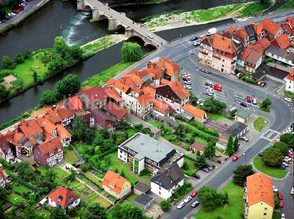 Hann. Münden von oben - Ortskern am Uferbereich des des Werra - Nebenarm am Uferbereich der Steinstraße - Flußverlaufes in Hann. Münden im Bundesland Niedersachsen