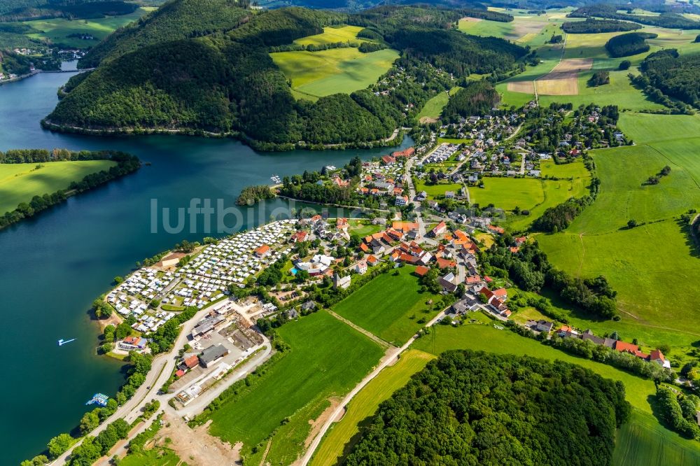 Luftbild Heringhausen - Ortskern am Uferbereich der Diemel in Heringhausen im Bundesland Hessen, Deutschland