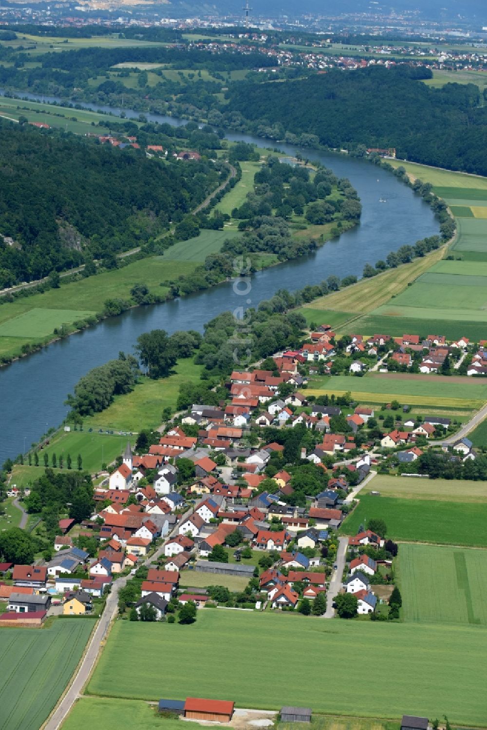 Matting aus der Vogelperspektive: Ortskern am Uferbereich des Donau - Flußverlaufes in Matting im Bundesland Bayern, Deutschland