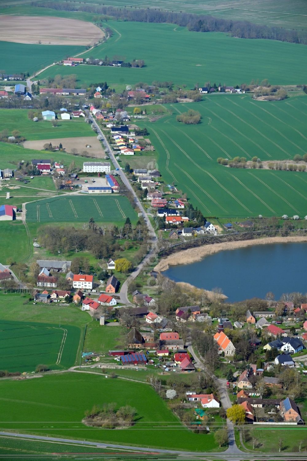 Luftaufnahme Wollin - Ortskern am Uferbereich des Dorfsee in Wollin im Bundesland Mecklenburg-Vorpommern, Deutschland