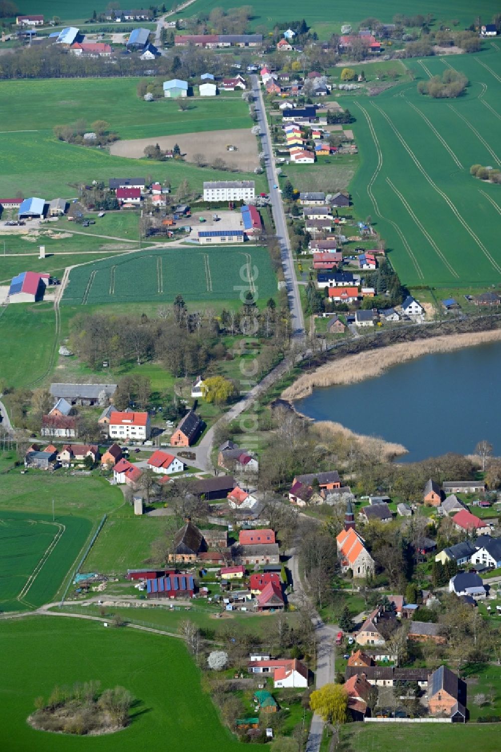 Wollin von oben - Ortskern am Uferbereich des Dorfsee in Wollin im Bundesland Mecklenburg-Vorpommern, Deutschland