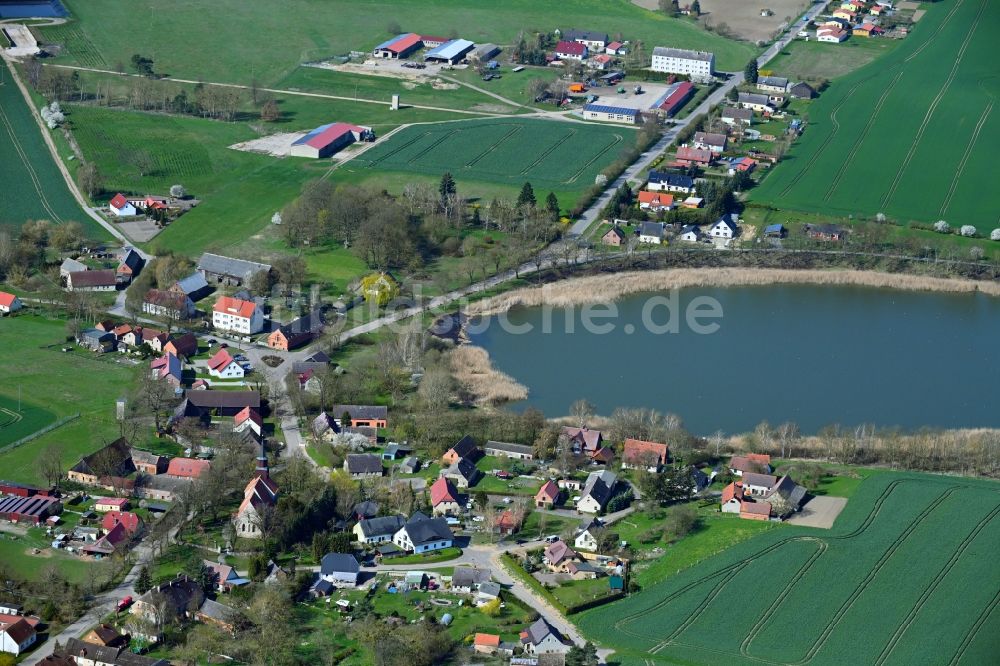 Luftbild Wollin - Ortskern am Uferbereich des Dorfsee in Wollin im Bundesland Mecklenburg-Vorpommern, Deutschland