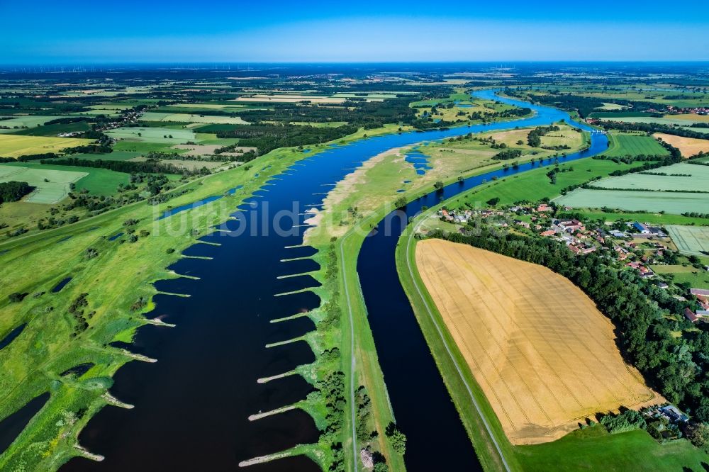 Abbendorf aus der Vogelperspektive: Ortskern am Uferbereich der Elbe - Flußverlaufes in Abbendorf im Bundesland Brandenburg, Deutschland