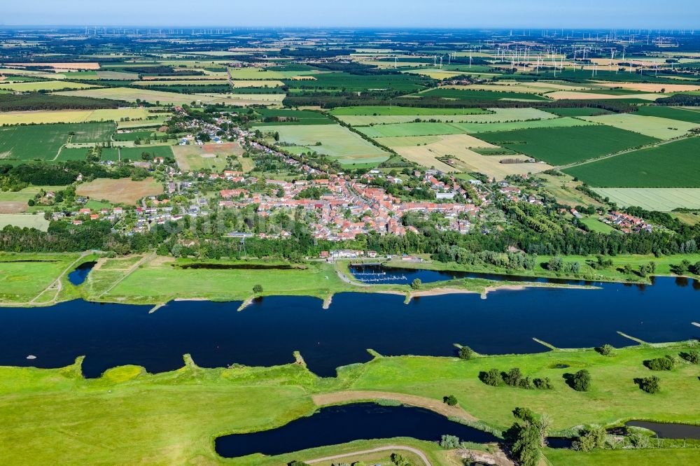 Arneburg von oben - Ortskern am Uferbereich der Elbe - Flußverlaufes in Arneburg im Bundesland Sachsen-Anhalt, Deutschland