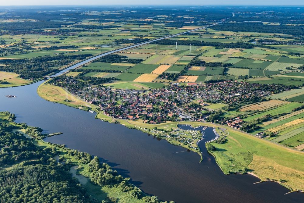 Luftaufnahme Artlenburg - Ortskern am Uferbereich des Elbe - Flußverlaufes in Artlenburg im Bundesland Niedersachsen, Deutschland