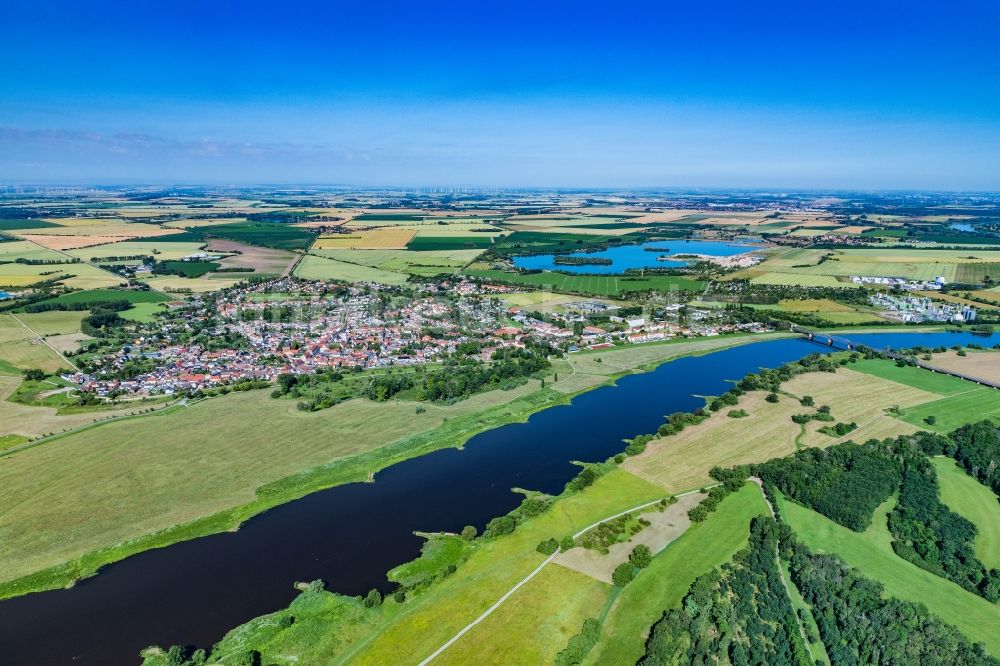 Luftaufnahme Barby (Elbe) - Ortskern am Uferbereich der Elbe - Flußverlaufes in Barby (Elbe) im Bundesland Sachsen-Anhalt, Deutschland