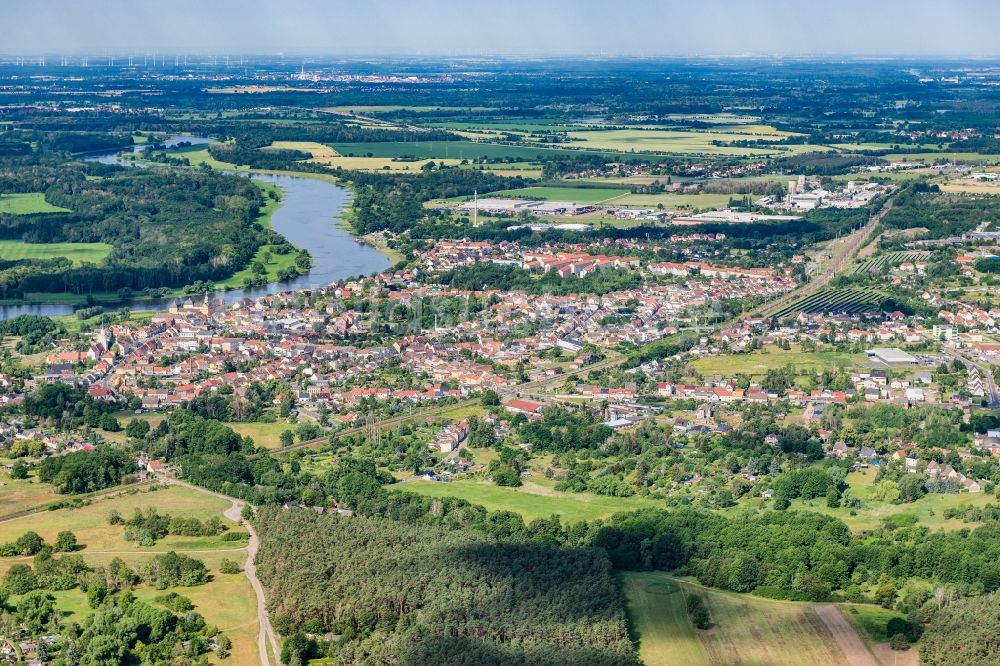 Coswig (Anhalt) von oben - Ortskern am Uferbereich der Elbe - Flußverlaufes in Coswig (Anhalt) im Bundesland Sachsen-Anhalt, Deutschland