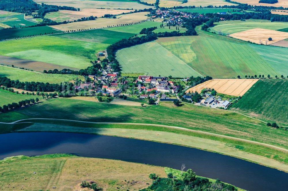 Luftaufnahme Döbeltitz - Ortskern am Uferbereich des Elbe - Flußverlaufes in Döbeltitz im Bundesland Sachsen, Deutschland