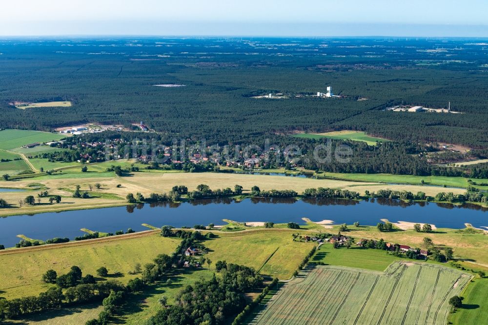 Gorleben aus der Vogelperspektive: Ortskern am Uferbereich des Elbe - Flußverlaufes in Gorleben im Bundesland Niedersachsen, Deutschland