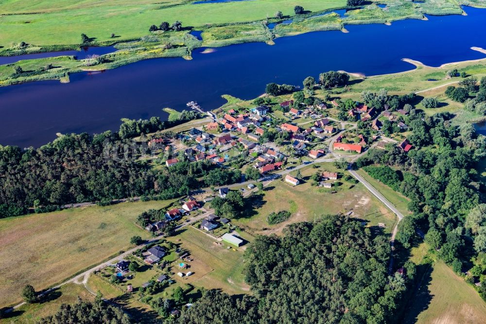 Hinzdorf aus der Vogelperspektive: Ortskern am Uferbereich des Elbe - Flußverlaufes in Hinzdorf im Bundesland Brandenburg, Deutschland