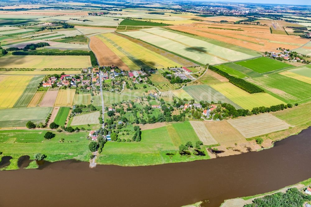 Hirschstein aus der Vogelperspektive: Ortskern am Uferbereich des Elbe - Flußverlaufes in Hirschstein-Boritz im Bundesland Sachsen, Deutschland