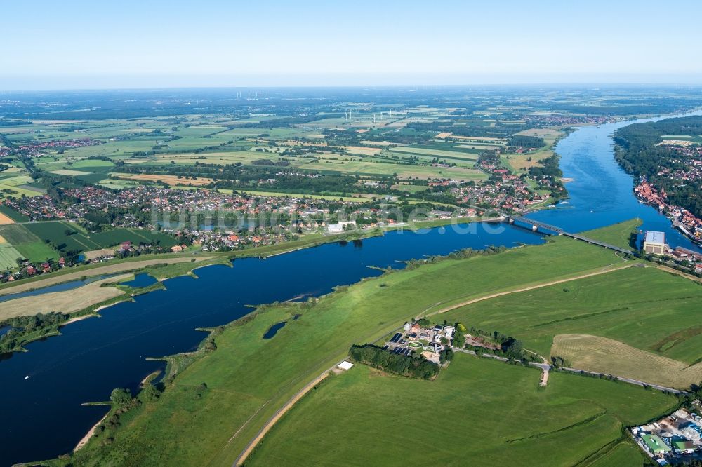 Luftaufnahme Hohnstorf (Elbe) - Ortskern am Uferbereich des Elbe - Flußverlaufes in Hohnstorf (Elbe) im Bundesland Niedersachsen, Deutschland