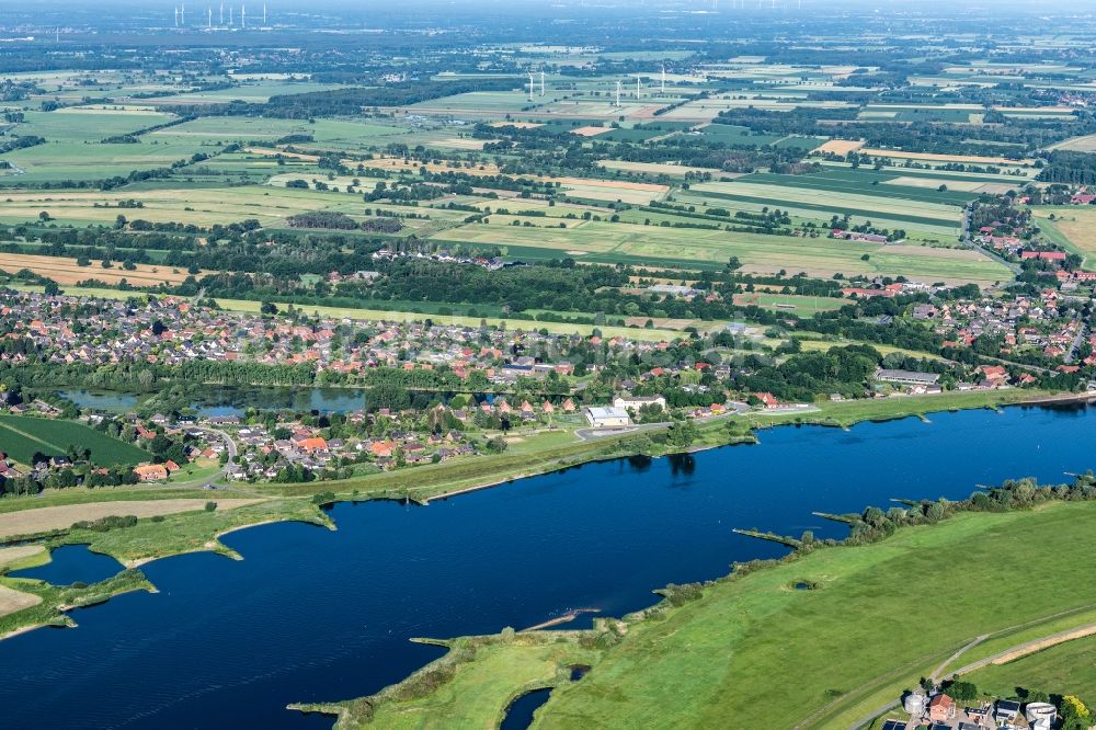 Hohnstorf (Elbe) von oben - Ortskern am Uferbereich des Elbe - Flußverlaufes in Hohnstorf (Elbe) im Bundesland Niedersachsen, Deutschland