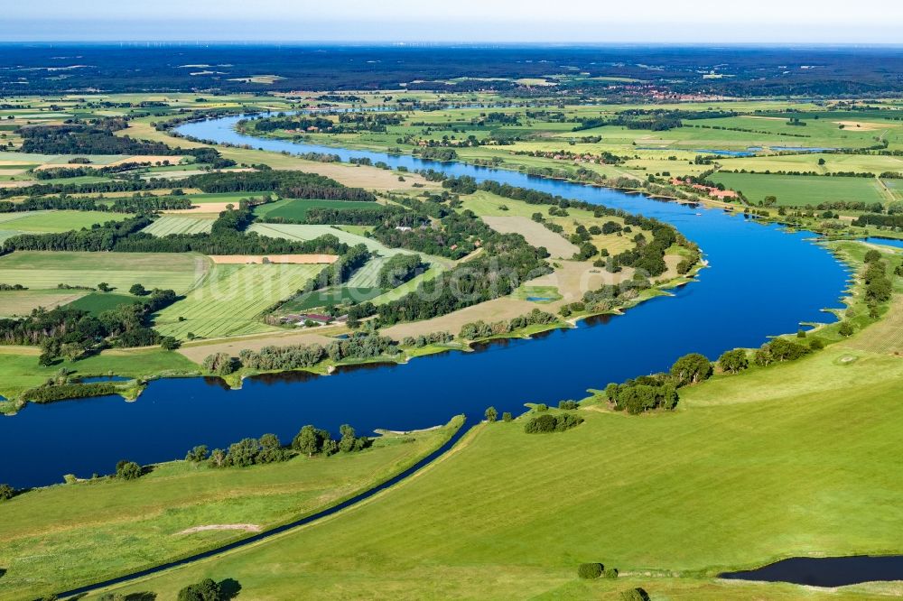 Jasebeck von oben - Ortskern am Uferbereich des Elbe - Flußverlaufes in Jasebeck im Bundesland Niedersachsen, Deutschland