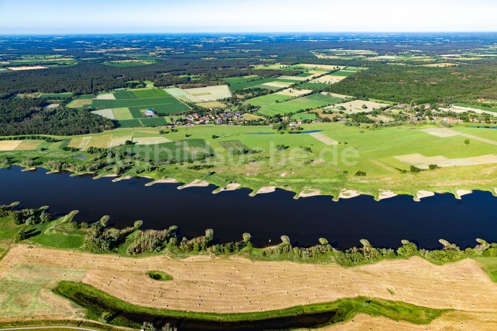 Luftaufnahme Laase - Ortskern am Uferbereich des Elbe - Flußverlaufes in Laase im Bundesland Niedersachsen, Deutschland