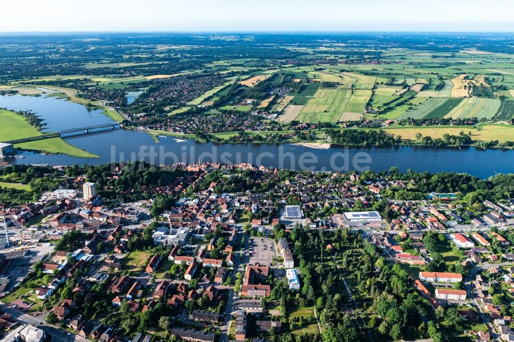 Lauenburg/Elbe aus der Vogelperspektive: Ortskern am Uferbereich des Elbe - Flußverlaufes in Lauenburg/Elbe im Bundesland Schleswig-Holstein, Deutschland