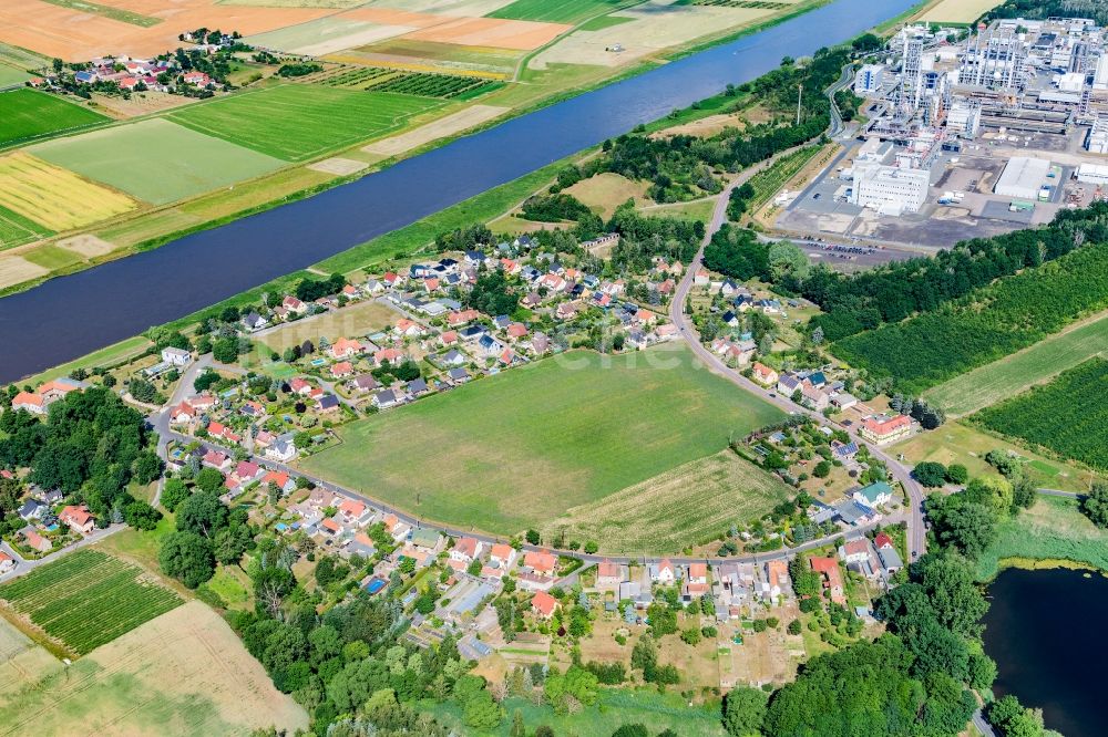 Leckwitz von oben - Ortskern am Uferbereich des Elbe - Flußverlaufes in Leckwitz im Bundesland Sachsen, Deutschland