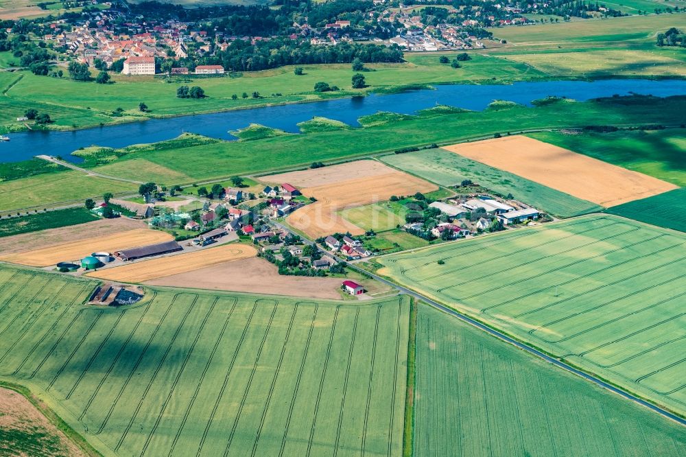 Mauken aus der Vogelperspektive: Ortskern am Uferbereich des Elbe - Flußverlaufes in Mauken im Bundesland Sachsen-Anhalt, Deutschland