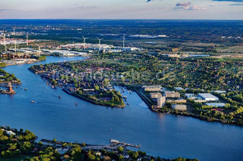 Hamburg aus der Vogelperspektive: Ortskern am Uferbereich des Elbe - Flußverlaufes im Ortsteil Nienstedten in Hamburg, Deutschland