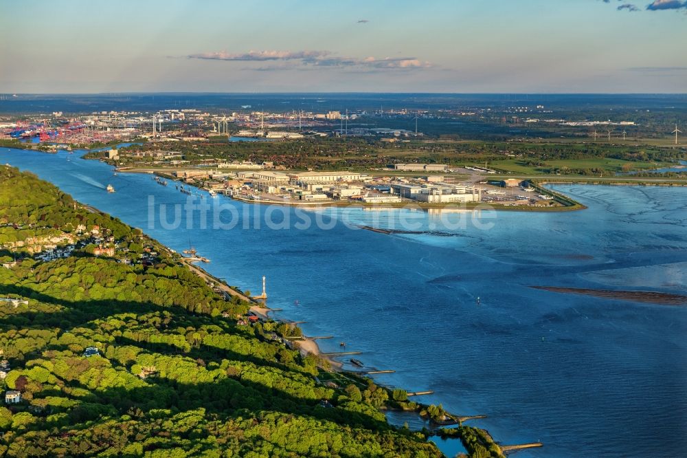 Luftbild Hamburg - Ortskern am Uferbereich des Elbe - Flußverlaufes im Ortsteil Nienstedten in Hamburg, Deutschland