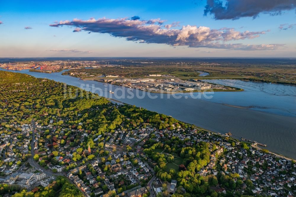 Luftaufnahme Hamburg - Ortskern am Uferbereich des Elbe - Flußverlaufes im Ortsteil Nienstedten in Hamburg, Deutschland