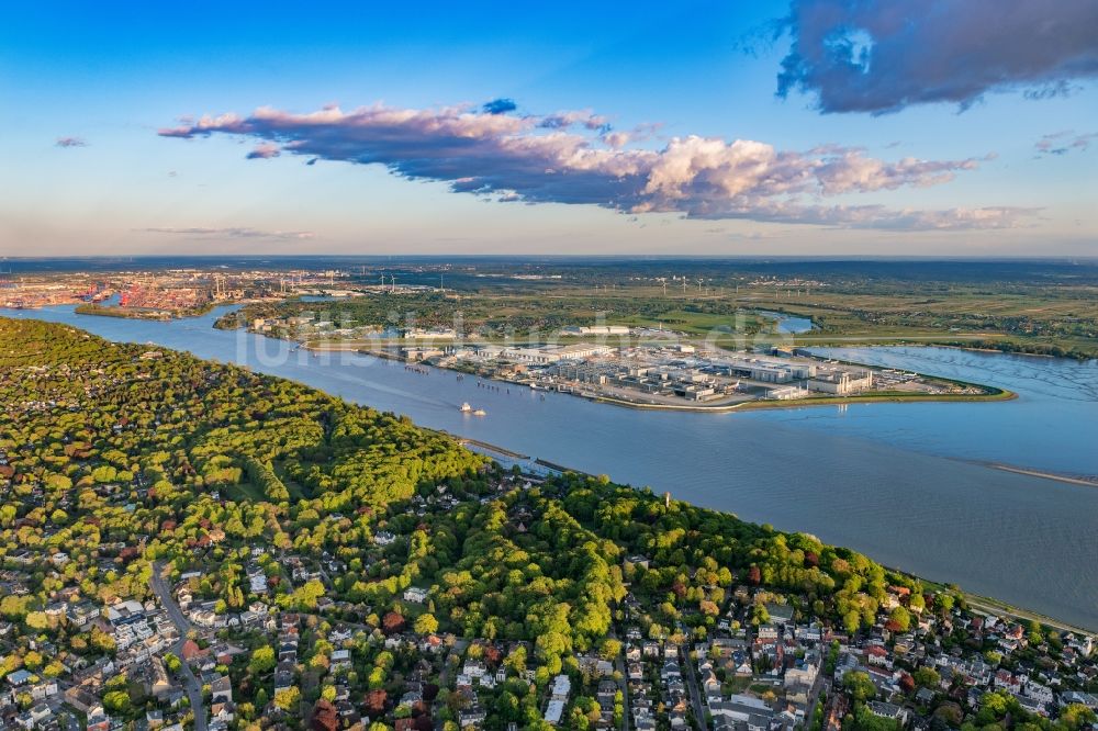 Hamburg von oben - Ortskern am Uferbereich des Elbe - Flußverlaufes im Ortsteil Nienstedten in Hamburg, Deutschland