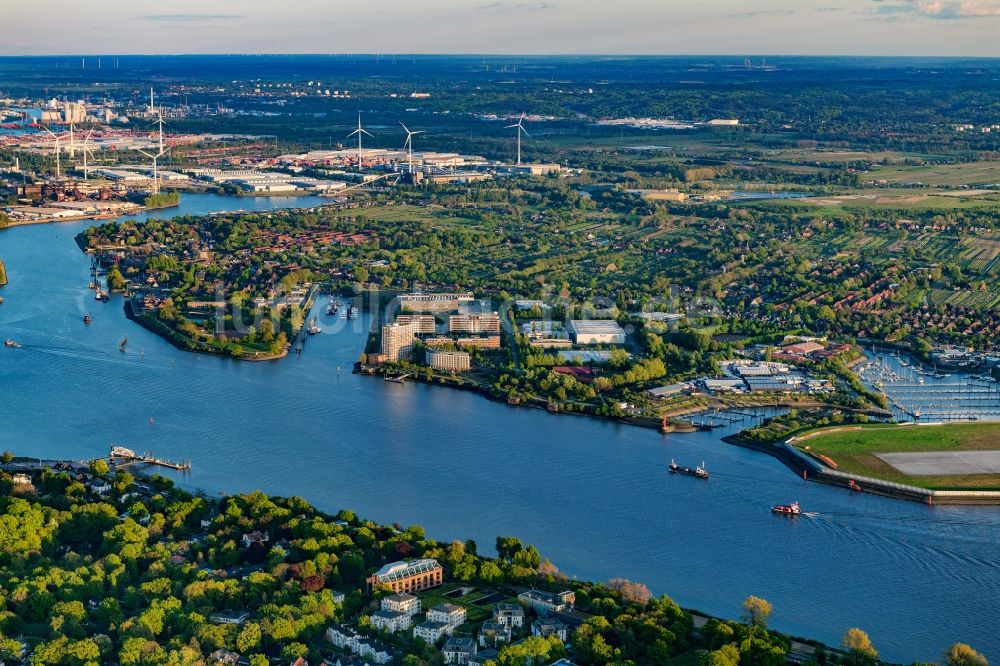 Hamburg aus der Vogelperspektive: Ortskern am Uferbereich des Elbe - Flußverlaufes im Ortsteil Nienstedten in Hamburg, Deutschland