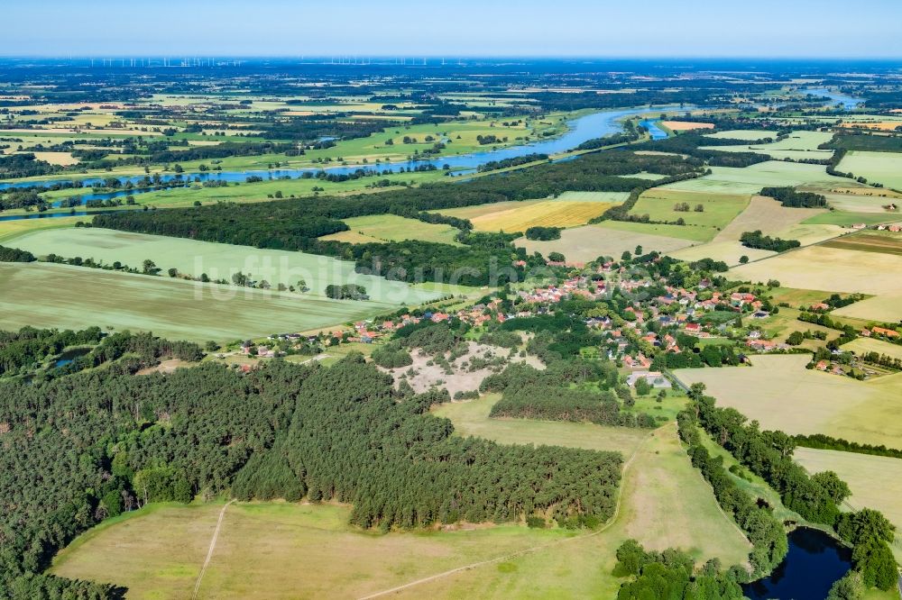 Luftaufnahme Quitzöbel - Ortskern am Uferbereich des Elbe - Flußverlaufes in Quitzöbel im Bundesland Brandenburg, Deutschland