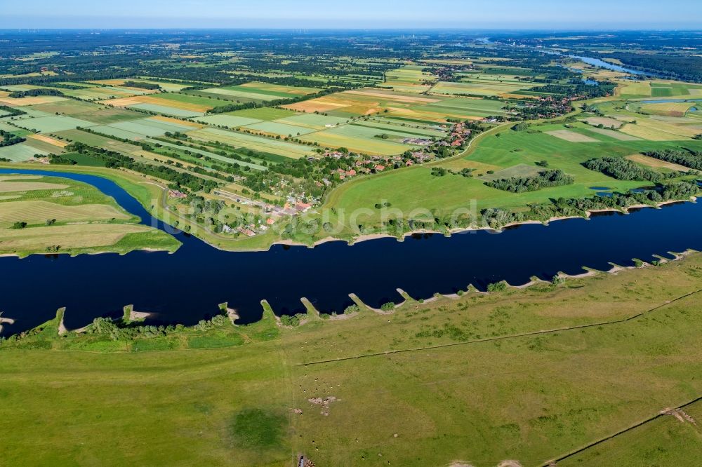 Luftbild Radegast - Ortskern am Uferbereich des Elbe - Flußverlaufes in Radegast im Bundesland Niedersachsen, Deutschland