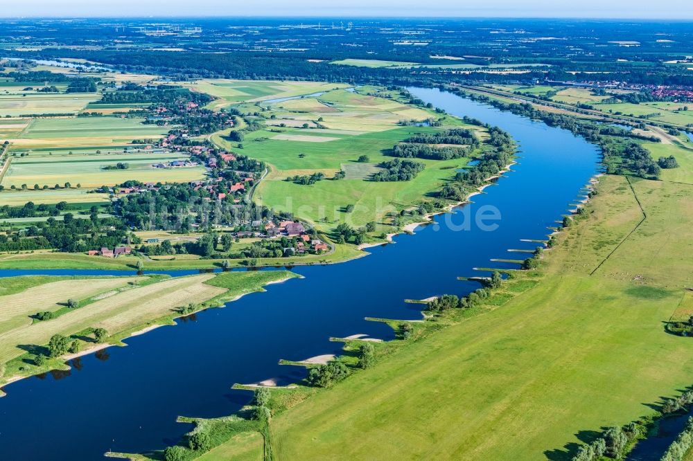 Luftaufnahme Radegast - Ortskern am Uferbereich des Elbe - Flußverlaufes in Radegast im Bundesland Niedersachsen, Deutschland