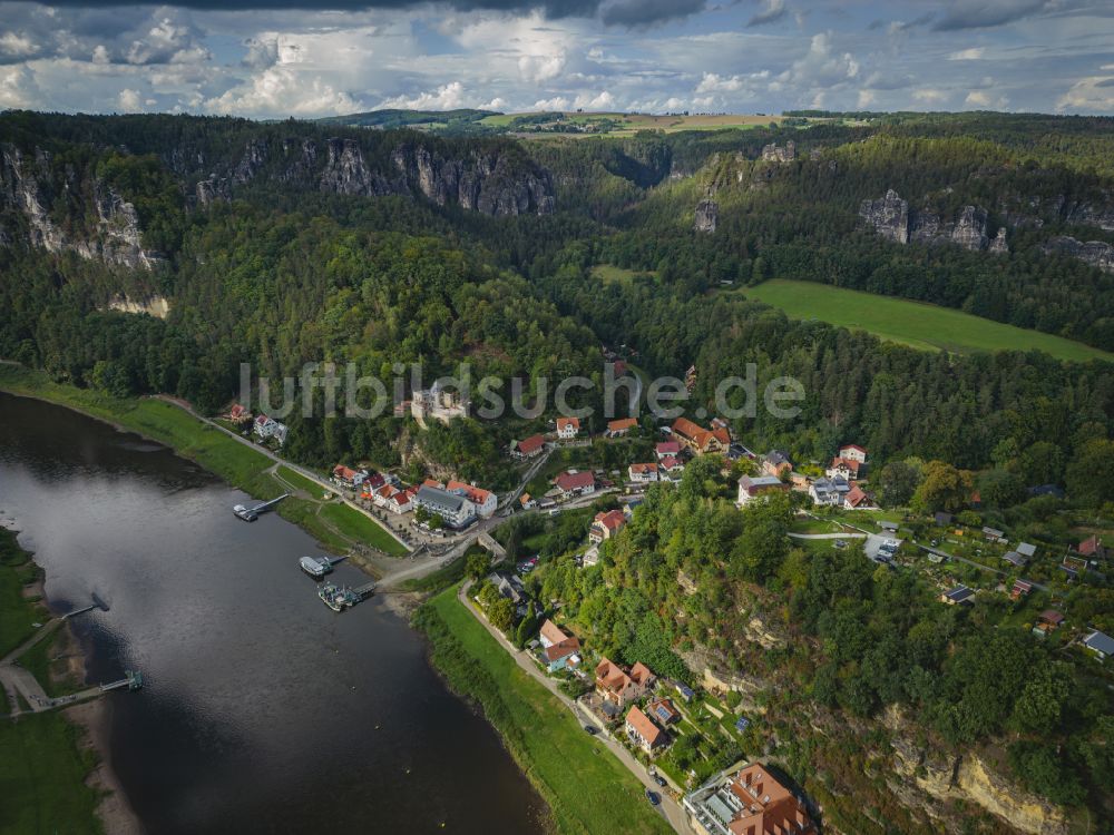 Rathen aus der Vogelperspektive: Ortskern am Uferbereich des Elbe - Flußverlaufes in Rathen im Bundesland Sachsen, Deutschland