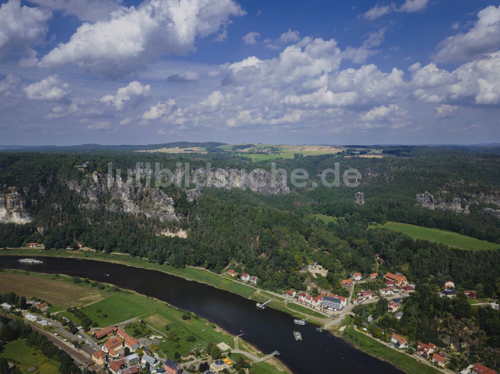 Luftaufnahme Rathen - Ortskern am Uferbereich des Elbe - Flußverlaufes in Rathen im Bundesland Sachsen, Deutschland