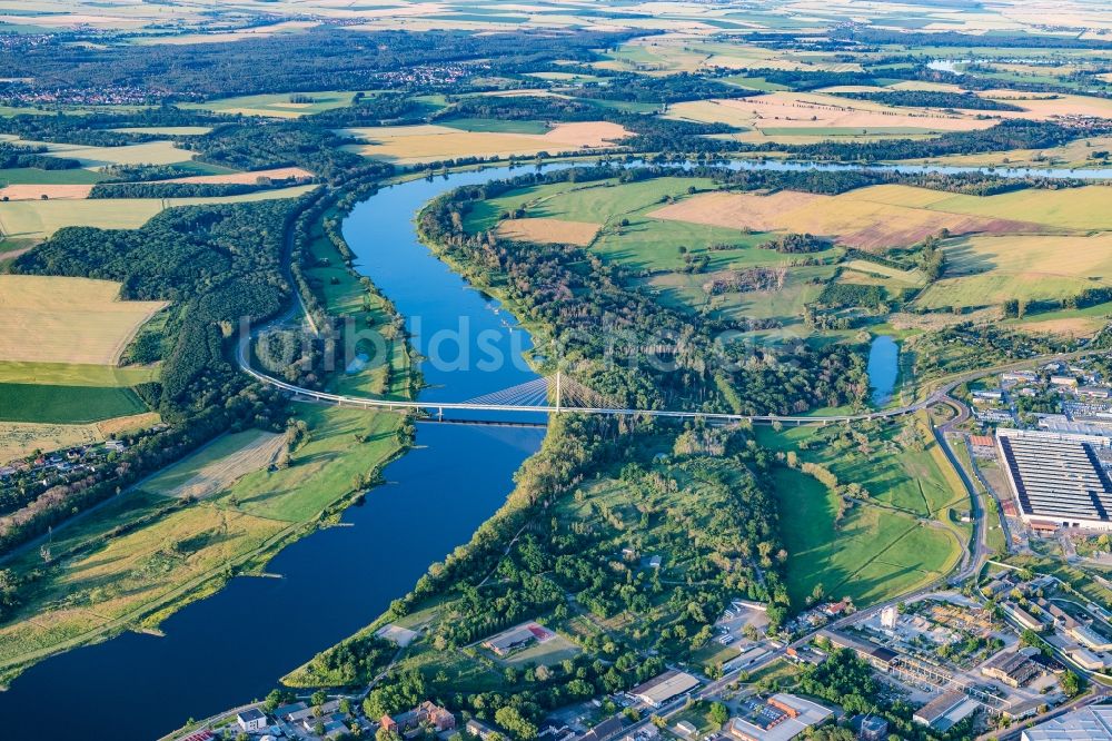 Schönebeck (Elbe) aus der Vogelperspektive: Ortskern am Uferbereich des Elbe - Flußverlaufes in Schönebeck (Elbe) im Bundesland Sachsen-Anhalt, Deutschland