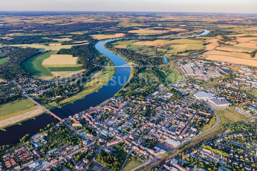 Luftaufnahme Schönebeck (Elbe) - Ortskern am Uferbereich des Elbe - Flußverlaufes in Schönebeck (Elbe) im Bundesland Sachsen-Anhalt, Deutschland