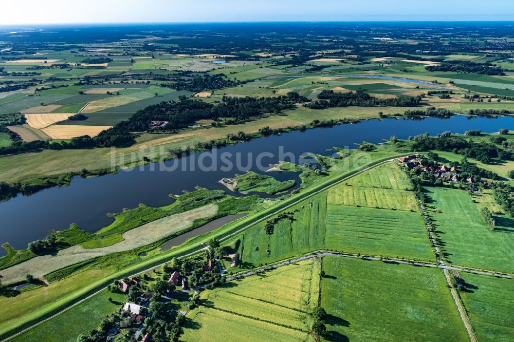 Stachauer Rad aus der Vogelperspektive: Ortskern am Uferbereich des Elbe - Flußverlaufes in Stachauer Rad im Bundesland Niedersachsen, Deutschland