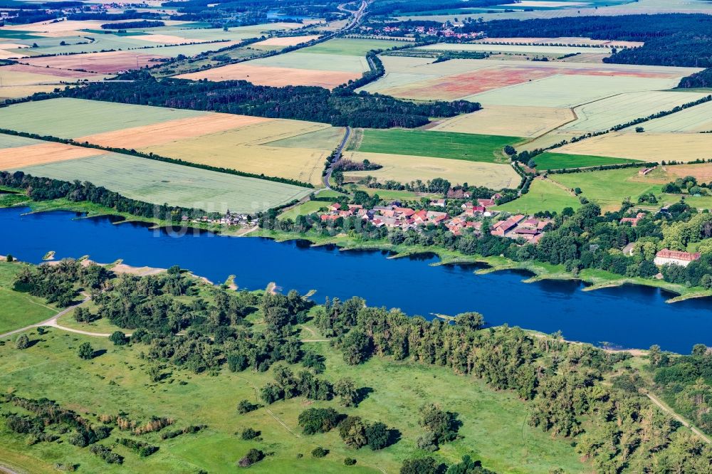 Storkau (Elbe) aus der Vogelperspektive: Ortskern am Uferbereich des Elbe - Flußverlaufes in Storkau (Elbe) im Bundesland Sachsen-Anhalt, Deutschland