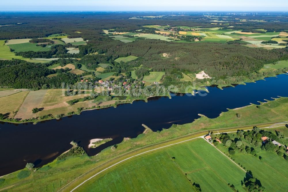 Luftaufnahme Tiesmesland - Ortskern am Uferbereich des Elbe - Flußverlaufes in Tiesmesland im Bundesland Niedersachsen, Deutschland