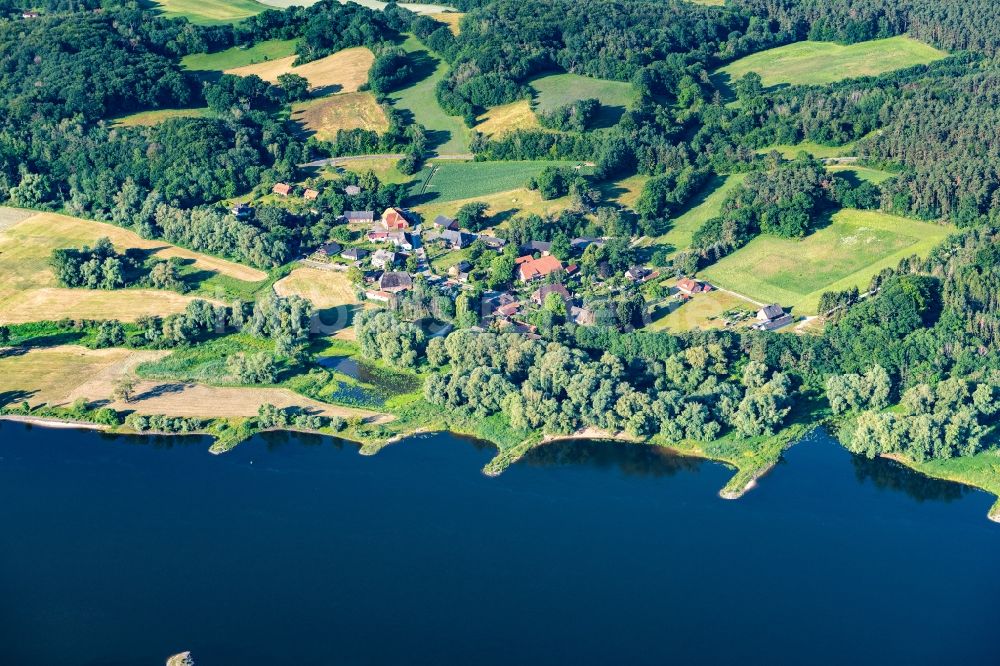 Tiesmesland von oben - Ortskern am Uferbereich des Elbe - Flußverlaufes in Tiesmesland im Bundesland Niedersachsen, Deutschland