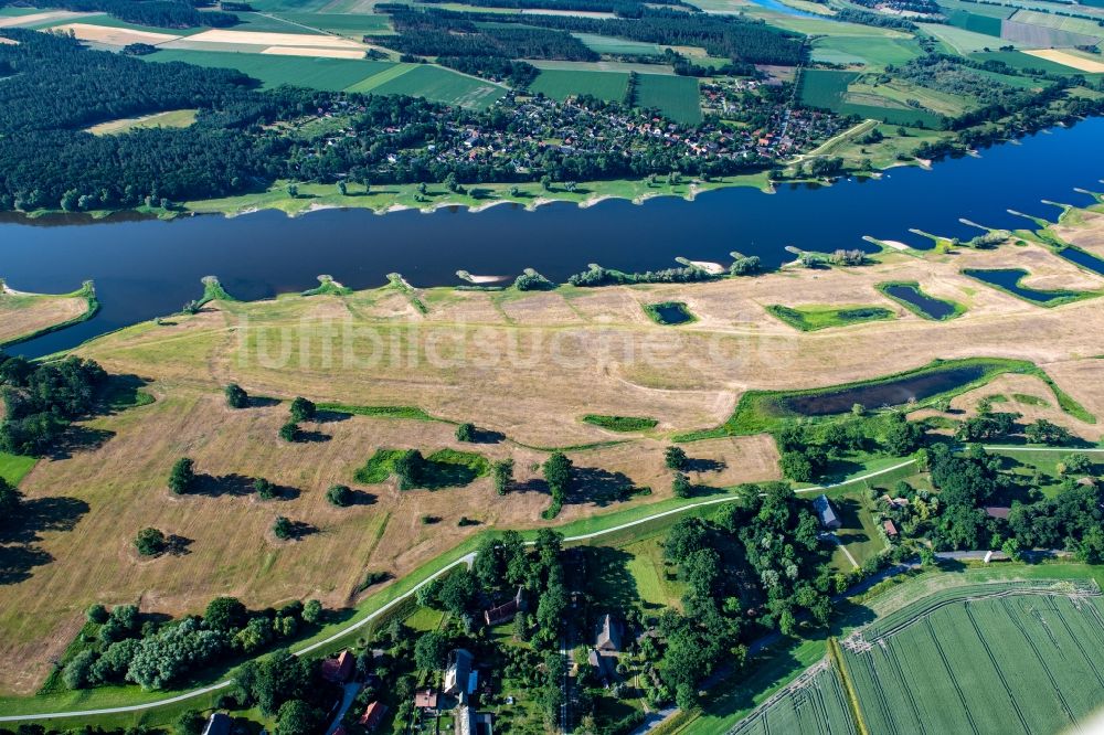 Luftaufnahme Vietze - Ortskern am Uferbereich des Elbe - Flußverlaufes in Vietze im Bundesland Niedersachsen, Deutschland