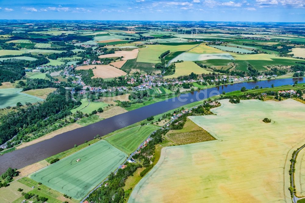 Zehren von oben - Ortskern am Uferbereich des Elbe - Flußverlaufes in Zehren im Bundesland Sachsen, Deutschland