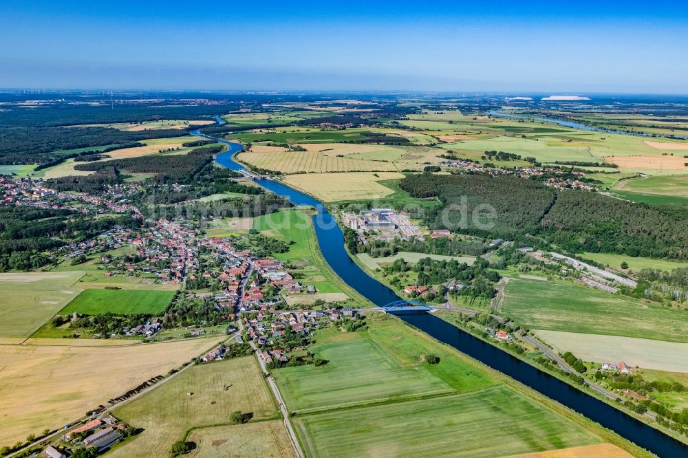 Güsen aus der Vogelperspektive: Ortskern am Uferbereich des Elbe-Havel-Kanal - Flußverlaufes in Güsen im Bundesland Sachsen-Anhalt, Deutschland