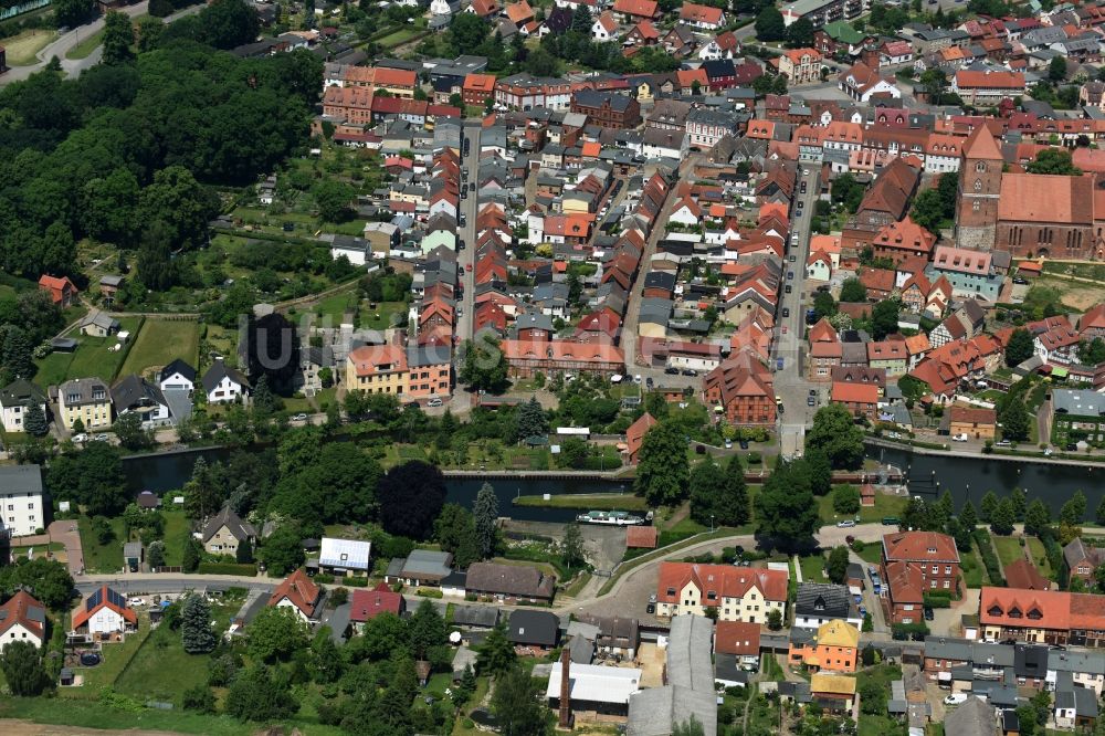 Plau am See von oben - Ortskern am Uferbereich des Elde - Flußverlaufes in Plau am See im Bundesland Mecklenburg-Vorpommern