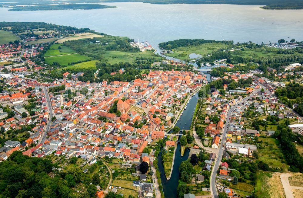 Luftbild Plau am See - Ortskern am Uferbereich des Elde - Flußverlaufes in Plau am See im Bundesland Mecklenburg-Vorpommern